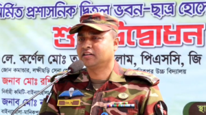 পার্বত্য খাগড়াছড়ির দুর্গম লক্ষীছড়ি উপজেলায় শিক্ষাক্ষেত্রে এক উল্লেখযোগ্য অগ্রগতির সূচনা করেছে বাংলাদেশ সেনাবাহিনী। সেনাবাহিনীর উদ্যোগে বাইন্যাছোলা–মানিকপুর উচ্চ বিদ্যালয়ের নবনির্মিত ছাত্র হোস্টেল, আধুনিক বিজ্ঞান ও আইসিটি ভবন এবং বিদ্যালয় সংযোগকারী সড়কের আনুষ্ঠানিক উদ্বোধন করা হয়েছে। রবিবার (২৫ জানুয়ারি) সকাল ১০টায় লক্ষীছড়ি জোনের সার্বিক তত্ত্বাবধানে আয়োজিত এক অনুষ্ঠানে প্রধান অতিথি হিসেবে উপস্থিত থেকে এসব স্থাপনার উদ্বোধন করেন লক্ষীছড়ি জোন কমান্ডার লেফটেন্যান্ট কর্নেল মোঃ তাজুল ইসলাম, পিএসসি, জি। বাইন্যাছোলা–মানিকপুর উচ্চ বিদ্যালয়টি লক্ষীছড়ি উপজেলার প্রত্যন্ত অঞ্চলের একমাত্র মাধ্যমিক শিক্ষা প্রতিষ্ঠান হিসেবে দীর্ঘদিন ধরে বাঙালি ও পাহাড়ি শিক্ষার্থীদের শিক্ষাদানে গুরুত্বপূর্ণ ভূমিকা রেখে আসছে। বর্তমানে বিদ্যালয়টিতে প্রায় ৪৫০ জন শিক্ষার্থী অধ্যয়নরত রয়েছে, যাদের একটি বড় অংশ দুর্গম পাহাড়ি এলাকা থেকে নিয়মিত যাতায়াত করে শিক্ষা গ্রহণ করে থাকে। দুর্গমতার কারণে দীর্ঘদিন ধরে আবাসন সংকট, যোগাযোগ সমস্যা ও আধুনিক শিক্ষাসুবিধার অভাব এই অঞ্চলের শিক্ষার্থীদের জন্য বড় চ্যালেঞ্জ হয়ে দাঁড়িয়েছিল। এই বাস্তবতা বিবেচনায় নিয়ে বাংলাদেশ সেনাবাহিনী লক্ষীছড়ি জোনের তত্ত্বাবধানে শিক্ষার্থীদের নিরাপদ আবাসন ও নিয়মিত পড়াশোনার সুযোগ নিশ্চিত করতে একটি সুপরিকল্পিত ছাত্র হোস্টেল নির্মাণ করেছে। নবনির্মিত এ হোস্টেলে একসঙ্গে ৪০ জন শিক্ষার্থী থাকার সুযোগ পাবে, যা দূরবর্তী এলাকার শিক্ষার্থীদের বিদ্যালয়মুখী করতে সহায়ক হবে বলে সংশ্লিষ্টরা আশা প্রকাশ করেছেন। স্থানীয়দের মতে, এই হোস্টেল শিক্ষার্থীদের ঝরে পড়া রোধে কার্যকর ভূমিকা রাখবে। একই সঙ্গে আধুনিক ও মানসম্মত শিক্ষাব্যবস্থা নিশ্চিত করতে বিদ্যালয় প্রাঙ্গণে একটি দ্বিতল বিশিষ্ট বিজ্ঞান ও আইসিটি ভবন নির্মাণ করা হয়েছে। এই ভবনের মাধ্যমে শিক্ষার্থীরা বিজ্ঞানভিত্তিক ব্যবহারিক শিক্ষা এবং তথ্যপ্রযুক্তি নির্ভর জ্ঞান অর্জনের সুযোগ পাবে, যা তাদের ভবিষ্যৎ উচ্চশিক্ষা ও কর্মজীবনের জন্য গুরুত্বপূর্ণ ভিত্তি তৈরি করবে। শিক্ষকরা জানান, দীর্ঘদিন ধরে প্রয়োজনীয় অবকাঠামোর অভাবে বিজ্ঞান ও আইসিটি শিক্ষা কার্যক্রম সীমিত ছিল, নতুন ভবনটি সে সংকট নিরসনে কার্যকর ভূমিকা রাখবে। এছাড়া বিদ্যালয়ের যোগাযোগ ব্যবস্থা উন্নয়নের অংশ হিসেবে স্কুলের মূল ফটক পর্যন্ত ৫৩৫ ফুট দৈর্ঘ্যের একটি সংযোগ সড়ক নির্মাণ করা হয়েছে। এর ফলে বর্ষাকালসহ প্রতিকূল আবহাওয়ায় শিক্ষার্থী, শিক্ষক ও স্থানীয় জনগণের যাতায়াত সহজ ও নিরাপদ হবে। স্থানীয় বাসিন্দারা জানান, এই সড়ক শুধু বিদ্যালয়ের শিক্ষার্থীদের জন্য নয়, আশপাশের গ্রামবাসীর দৈনন্দিন চলাচলেও ইতিবাচক পরিবর্তন আনবে। উদ্বোধনী অনুষ্ঠানে স্থানীয় জনপ্রতিনিধি, গণ্যমান্য ব্যক্তি, শিক্ষক, শিক্ষার্থী ও অভিভাবকরা উপস্থিত ছিলেন। বক্তারা বলেন, দুর্গম পার্বত্য অঞ্চলে সেনাবাহিনীর এ ধরনের শিক্ষা ও উন্নয়নমূলক উদ্যোগ শুধু অবকাঠামো উন্নয়নেই সীমাবদ্ধ নয়, বরং এটি মানবসম্পদ উন্নয়ন ও ভবিষ্যৎ প্রজন্ম গঠনের একটি সুদূরপ্রসারী প্রয়াস। তারা আরও বলেন, রাষ্ট্রীয় অন্যান্য সংস্থার পাশাপাশি সেনাবাহিনীর এমন সক্রিয় ভূমিকা পার্বত্য অঞ্চলে শিক্ষার আলো ছড়িয়ে দিতে গুরুত্বপূর্ণ অবদান রাখছে। সংশ্লিষ্টরা মনে করছেন, শিক্ষা অবকাঠামো উন্নয়নের মাধ্যমে পার্বত্য এলাকায় সামাজিক স্থিতিশীলতা, সম্প্রীতি ও দীর্ঘমেয়াদি শান্তি প্রতিষ্ঠার পথ আরও সুগম হবে। শিক্ষিত প্রজন্ম গড়ে ওঠার মধ্য দিয়েই পাহাড়ের উন্নয়ন ও মূলধারার সঙ্গে সংযুক্তি জোরদার হবে বলে তারা আশাবাদ ব্যক্ত করেন। প্রসঙ্গত, পার্বত্য চট্টগ্রামের দুর্গম ও পিছিয়ে পড়া এলাকাগুলোতে শিক্ষা, স্বাস্থ্য, যোগাযোগ ও মানবিক সহায়তা কার্যক্রমের মাধ্যমে বাংলাদেশ সেনাবাহিনী দীর্ঘদিন ধরে জনকল্যাণমূলক ভূমিকা রেখে আসছে। লক্ষীছড়িতে শিক্ষা অবকাঠামো উন্নয়নের এই উদ্যোগ সেই ধারাবাহিকতারই একটি গুরুত্বপূর্ণ দৃষ্টান্ত, যা স্থানীয় জনগণের আস্থা ও সহযোগিতাকে আরও দৃঢ় করেছে।