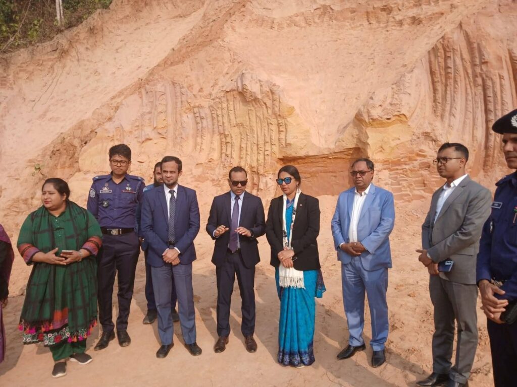 রামগড় স্থল বন্দরের নির্মাণকাজ পরিদর্শনে নৌপরিবহন মন্ত্রণালয়ের সচিব