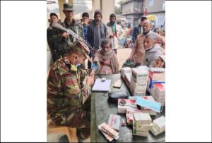 পার্বত্য চট্টগ্রামের দুর্গম ও প্রত্যন্ত অঞ্চলের সাধারণ জনগণের স্বাস্থ্যসেবা নিশ্চিত করতে খাগড়াছড়ির লক্ষীছড়ি উপজেলায় বিনামূল্যে চিকিৎসা সেবা প্রদান করেছে বাংলাদেশ সেনাবাহিনীর লক্ষীছড়ি জোন।

রোববার (১১ জানুয়ারি ২০২৬) সকাল ৯টার দিকে গুইমারা রিজিয়নের অধীন লক্ষীছড়ি জোনের উদ্যোগে লক্ষীছড়ি বাজার এলাকায় এ মানবিক চিকিৎসা সেবা কার্যক্রম অনুষ্ঠিত হয়। বাজার দিন হওয়ায় আশপাশের দুর্গম পাহাড়ি এলাকা থেকে আগত নারী, পুরুষ ও শিশুসহ বিভিন্ন বয়সের মানুষ এ সেবার আওতায় আসেন।

লক্ষীছড়ি জোন সূত্রে জানা যায়, জোনের মেডিকেল অফিসার (RMO)-এর তত্ত্বাবধানে পরিচালিত এই কার্যক্রমে মোট ৬০ জন পাহাড়ি ও বাঙালি জনগণকে বিনামূল্যে চিকিৎসা সেবা প্রদান করা হয়। পাশাপাশি প্রয়োজন অনুযায়ী রোগীদের মাঝে বিনামূল্যে ওষুধ বিতরণ করা হয়।

স্থানীয়রা জানান, দুর্গম পাহাড়ি এলাকার অনেক মানুষের জন্য নিয়মিত স্বাস্থ্যসেবা পাওয়া কঠিন। বাজারে সেনাবাহিনীর এই ধরনের চিকিৎসা ক্যাম্প স্থাপন করায় তারা সহজেই চিকিৎসা ও ওষুধ পাওয়ার সুযোগ পেয়েছেন। এতে সাধারণ মানুষের স্বাস্থ্যঝুঁকি কমার পাশাপাশি সচেতনতা বৃদ্ধিতেও ভূমিকা রাখছে।

এ বিষয়ে লক্ষীছড়ি জোন জানায়, পার্বত্য অঞ্চলের শান্তি, সম্প্রীতি ও উন্নয়ন নিশ্চিত করার পাশাপাশি সাধারণ মানুষের জীবনমান উন্নয়নে সেনাবাহিনী নিয়মিতভাবে চিকিৎসা সেবা, মানবিক সহায়তা ও জনকল্যাণমূলক কার্যক্রম পরিচালনা করে আসছে। ভবিষ্যতেও এ ধরনের কার্যক্রম অব্যাহত থাকবে বলে জানানো হয়।

বিনামূল্যে চিকিৎসা ও ওষুধ পেয়ে উপকারভোগীরা সেনাবাহিনীর এই মানবিক উদ্যোগের জন্য কৃতজ্ঞতা প্রকাশ করেন এবং এ ধরনের কার্যক্রম আরও বিস্তৃত করার দাবি জানান।