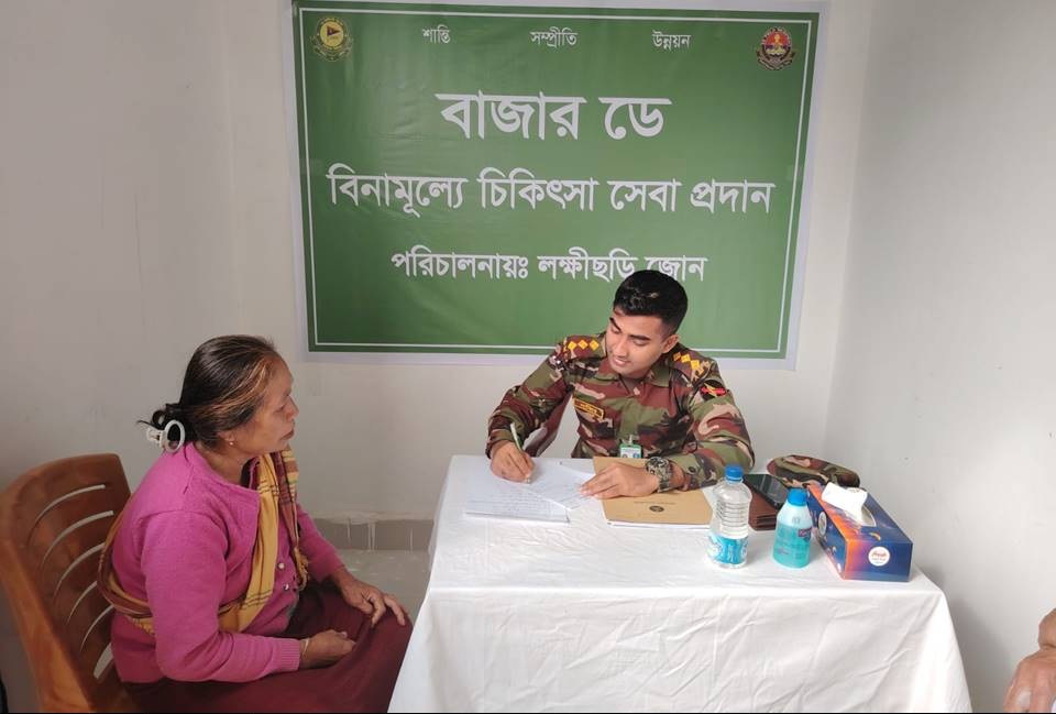 পার্বত্য চট্টগ্রামের দুর্গম ও প্রত্যন্ত অঞ্চলের সাধারণ জনগণের স্বাস্থ্যসেবা নিশ্চিত করতে খাগড়াছড়ির লক্ষীছড়ি উপজেলায় বিনামূল্যে চিকিৎসা সেবা প্রদান করেছে বাংলাদেশ সেনাবাহিনীর লক্ষীছড়ি জোন। রোববার (১১ জানুয়ারি ২০২৬) সকাল ৯টার দিকে গুইমারা রিজিয়নের অধীন লক্ষীছড়ি জোনের উদ্যোগে লক্ষীছড়ি বাজার এলাকায় এ মানবিক চিকিৎসা সেবা কার্যক্রম অনুষ্ঠিত হয়। বাজার দিন হওয়ায় আশপাশের দুর্গম পাহাড়ি এলাকা থেকে আগত নারী, পুরুষ ও শিশুসহ বিভিন্ন বয়সের মানুষ এ সেবার আওতায় আসেন। লক্ষীছড়ি জোন সূত্রে জানা যায়, জোনের মেডিকেল অফিসার (RMO)-এর তত্ত্বাবধানে পরিচালিত এই কার্যক্রমে মোট ৬০ জন পাহাড়ি ও বাঙালি জনগণকে বিনামূল্যে চিকিৎসা সেবা প্রদান করা হয়। পাশাপাশি প্রয়োজন অনুযায়ী রোগীদের মাঝে বিনামূল্যে ওষুধ বিতরণ করা হয়। স্থানীয়রা জানান, দুর্গম পাহাড়ি এলাকার অনেক মানুষের জন্য নিয়মিত স্বাস্থ্যসেবা পাওয়া কঠিন। বাজারে সেনাবাহিনীর এই ধরনের চিকিৎসা ক্যাম্প স্থাপন করায় তারা সহজেই চিকিৎসা ও ওষুধ পাওয়ার সুযোগ পেয়েছেন। এতে সাধারণ মানুষের স্বাস্থ্যঝুঁকি কমার পাশাপাশি সচেতনতা বৃদ্ধিতেও ভূমিকা রাখছে। এ বিষয়ে লক্ষীছড়ি জোন জানায়, পার্বত্য অঞ্চলের শান্তি, সম্প্রীতি ও উন্নয়ন নিশ্চিত করার পাশাপাশি সাধারণ মানুষের জীবনমান উন্নয়নে সেনাবাহিনী নিয়মিতভাবে চিকিৎসা সেবা, মানবিক সহায়তা ও জনকল্যাণমূলক কার্যক্রম পরিচালনা করে আসছে। ভবিষ্যতেও এ ধরনের কার্যক্রম অব্যাহত থাকবে বলে জানানো হয়। বিনামূল্যে চিকিৎসা ও ওষুধ পেয়ে উপকারভোগীরা সেনাবাহিনীর এই মানবিক উদ্যোগের জন্য কৃতজ্ঞতা প্রকাশ করেন এবং এ ধরনের কার্যক্রম আরও বিস্তৃত করার দাবি জানান।