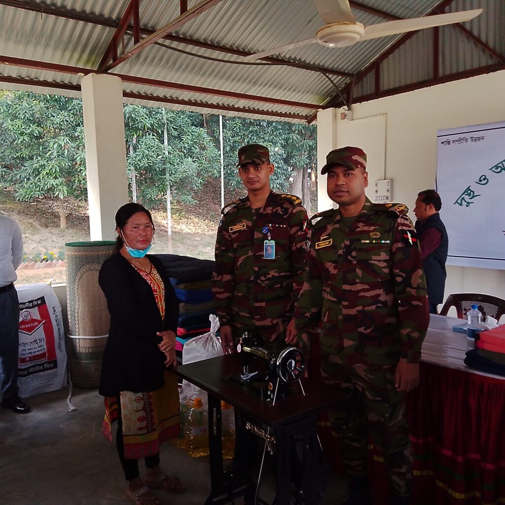 বান্দরবানে অসহায় মানুষের পাশে বাংলাদেশ সেনাবাহিনী: মানবিক সহায়তায় উপকৃত শতাধিক পরিবার