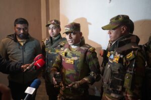 বাংলাদেশ সেনাবাহিনীর বিশেষ অভিযানে বগুড়ায় তালিকাভুক্ত শীর্ষ সন্ত্রাসী পোদ্দার গ্যাংয়ের প্রধান ফিরোজ পোদ্দার ও তার এক সহযোগীকে গ্রেপ্তার করা হয়েছে। এ সময় তাদের কাছ থেকে একটি আগ্নেয়াস্ত্র ও কয়েকটি দেশীয় অস্ত্র উদ্ধার করা হয়েছে।

সেনাবাহিনী সূত্রে জানা যায়, গত ১৪ জানুয়ারি ২০২৬ তারিখ রাত ১১টার দিকে ৪০ বীর-এর অধিনায়ক লেফটেন্যান্ট কর্নেল তানভীর আহমেদ, পিএসসি-এর নেতৃত্বে ক্যাপ্টেন সাদিফ ও লেফটেন্যান্ট ফাহাদের সমন্বয়ে গঠিত একটি অভিযানিক দল বগুড়া সদর উপজেলার শাকপাল্লা এলাকায় অভিযান চালিয়ে ফিরোজ পোদ্দারকে গ্রেপ্তার করে। একই অভিযানের অংশ হিসেবে ওমরদীঘি এলাকা থেকে তার সহযোগী মো. আলী রায়হান রানাকেও আটক করা হয়।

পরবর্তীতে গ্রেপ্তারকৃতদের দেওয়া তথ্যের ভিত্তিতে তাদের ব্যবহৃত একটি আস্তানায় তল্লাশি চালিয়ে সেনাবাহিনীর দল একটি ব্রিটিশ বুলডগ রিভলভার ও কয়েকটি দেশীয় ধারালো অস্ত্র উদ্ধার করে।

কর্তৃপক্ষ জানায়, গ্রেপ্তারকৃত ফিরোজ পোদ্দারের বিরুদ্ধে হত্যা, অস্ত্র, অপহরণ ও মাদক সংশ্লিষ্টসহ প্রায় আটটি মামলা বিচারাধীন রয়েছে। দীর্ঘদিন ধরে তিনি এলাকায় সন্ত্রাসী কর্মকাণ্ডের মাধ্যমে আতঙ্ক সৃষ্টি করে আসছিলেন।

অভিযান প্রসঙ্গে লেফটেন্যান্ট কর্নেল তানভীর আহমেদ বলেন, জাতীয় নির্বাচনের আগে সার্বিক আইনশৃঙ্খলা পরিস্থিতি স্বাভাবিক রাখতে বাংলাদেশ সেনাবাহিনী সর্বোচ্চ সতর্কতার সঙ্গে কাজ করছে। সন্ত্রাস, অপরাধ ও অবৈধ অস্ত্রের বিরুদ্ধে এ ধরনের অভিযান ভবিষ্যতেও অব্যাহত থাকবে।

উদ্ধারকৃত অস্ত্র ও গ্রেপ্তারকৃতদের পরবর্তী আইনগত ব্যবস্থা গ্রহণের জন্য সংশ্লিষ্ট থানায় হস্তান্তর করা হয়েছে বলে সেনাবাহিনী সূত্রে জানানো হয়েছে।