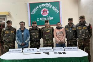 বাংলাদেশ সেনাবাহিনীর বিশেষ অভিযানে বগুড়ায় তালিকাভুক্ত শীর্ষ সন্ত্রাসী পোদ্দার গ্যাংয়ের প্রধান ফিরোজ পোদ্দার ও তার এক সহযোগীকে গ্রেপ্তার করা হয়েছে। এ সময় তাদের কাছ থেকে একটি আগ্নেয়াস্ত্র ও কয়েকটি দেশীয় অস্ত্র উদ্ধার করা হয়েছে।

সেনাবাহিনী সূত্রে জানা যায়, গত ১৪ জানুয়ারি ২০২৬ তারিখ রাত ১১টার দিকে ৪০ বীর-এর অধিনায়ক লেফটেন্যান্ট কর্নেল তানভীর আহমেদ, পিএসসি-এর নেতৃত্বে ক্যাপ্টেন সাদিফ ও লেফটেন্যান্ট ফাহাদের সমন্বয়ে গঠিত একটি অভিযানিক দল বগুড়া সদর উপজেলার শাকপাল্লা এলাকায় অভিযান চালিয়ে ফিরোজ পোদ্দারকে গ্রেপ্তার করে। একই অভিযানের অংশ হিসেবে ওমরদীঘি এলাকা থেকে তার সহযোগী মো. আলী রায়হান রানাকেও আটক করা হয়।

পরবর্তীতে গ্রেপ্তারকৃতদের দেওয়া তথ্যের ভিত্তিতে তাদের ব্যবহৃত একটি আস্তানায় তল্লাশি চালিয়ে সেনাবাহিনীর দল একটি ব্রিটিশ বুলডগ রিভলভার ও কয়েকটি দেশীয় ধারালো অস্ত্র উদ্ধার করে।

কর্তৃপক্ষ জানায়, গ্রেপ্তারকৃত ফিরোজ পোদ্দারের বিরুদ্ধে হত্যা, অস্ত্র, অপহরণ ও মাদক সংশ্লিষ্টসহ প্রায় আটটি মামলা বিচারাধীন রয়েছে। দীর্ঘদিন ধরে তিনি এলাকায় সন্ত্রাসী কর্মকাণ্ডের মাধ্যমে আতঙ্ক সৃষ্টি করে আসছিলেন।

অভিযান প্রসঙ্গে লেফটেন্যান্ট কর্নেল তানভীর আহমেদ বলেন, জাতীয় নির্বাচনের আগে সার্বিক আইনশৃঙ্খলা পরিস্থিতি স্বাভাবিক রাখতে বাংলাদেশ সেনাবাহিনী সর্বোচ্চ সতর্কতার সঙ্গে কাজ করছে। সন্ত্রাস, অপরাধ ও অবৈধ অস্ত্রের বিরুদ্ধে এ ধরনের অভিযান ভবিষ্যতেও অব্যাহত থাকবে।

উদ্ধারকৃত অস্ত্র ও গ্রেপ্তারকৃতদের পরবর্তী আইনগত ব্যবস্থা গ্রহণের জন্য সংশ্লিষ্ট থানায় হস্তান্তর করা হয়েছে বলে সেনাবাহিনী সূত্রে জানানো হয়েছে।