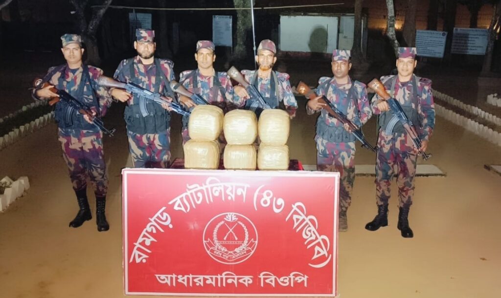 আধারমানিক সীমান্তে ফাঁদ পেতে ৩০ কেজি গাঁজা উদ্ধার করল বিজিবি, পালাল চোরাকারবারি