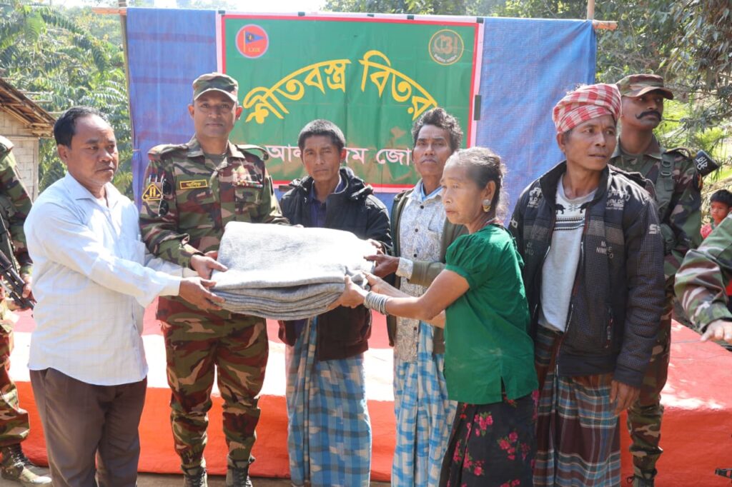 আলীকদমের দুর্গম পাহাড়ে সেনাবাহিনীর মানবিক উদ্যোগ, ১০০ পরিবারে শীতবস্ত্র বিতরণ