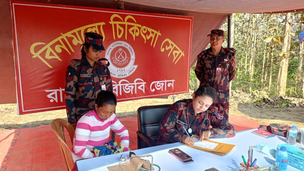 সীমান্তের সুরক্ষার পাশাপাশি বিজিবির মানবিক কর্মসূচী: রামগড়ে বিনামূল্যে চিকিৎসা সেবা ও শিক্ষাসহায়তা