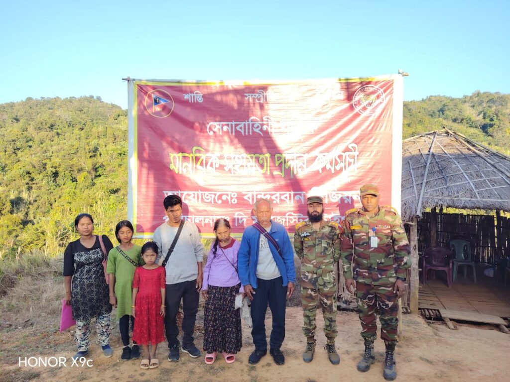 নিজ পাড়ায় ফিরল মিজোরামে পালিয়ে যাওয়া বম পরিবার, সেনাবাহিনীর মানবিক সহায়তা