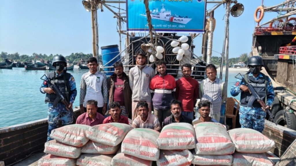 মিয়ানমারে সিমেন্ট পাচারকালে ১১ জনকে ট্রলারসহ আটক করল কোস্টগার্ড
