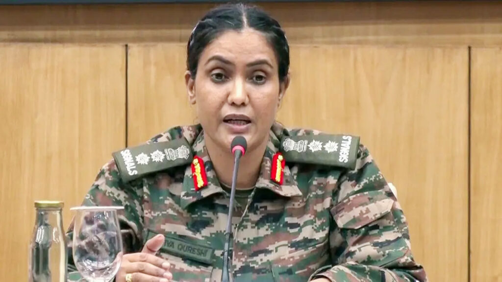 অপারেশন সিঁদুরে নেতৃত্ব দেওয়া কর্নেল সোফিয়াকে রাষ্ট্রপতি পদক দিচ্ছে ভারত