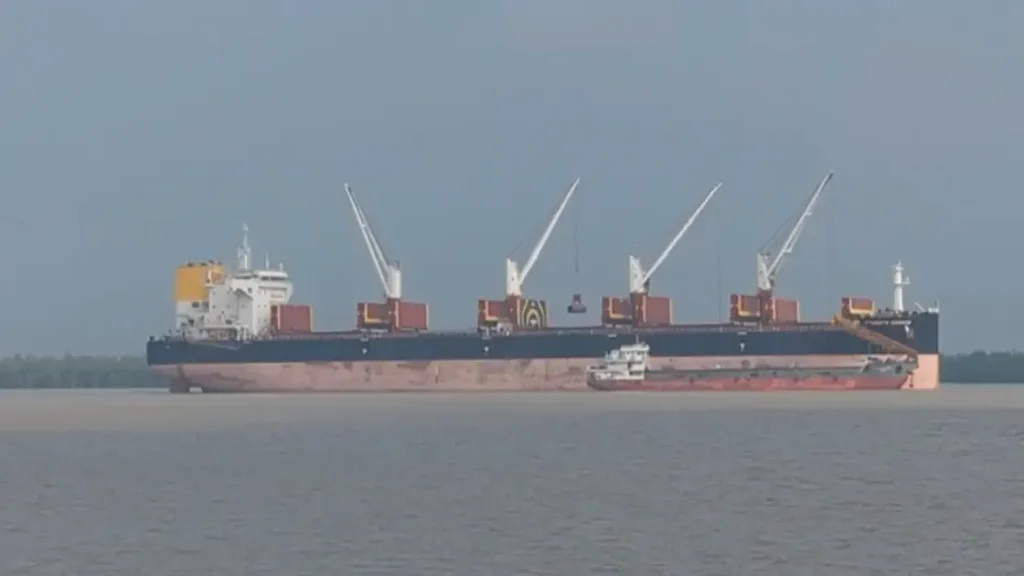 মোংলা বন্দরে বিদেশি জাহাজ আটক