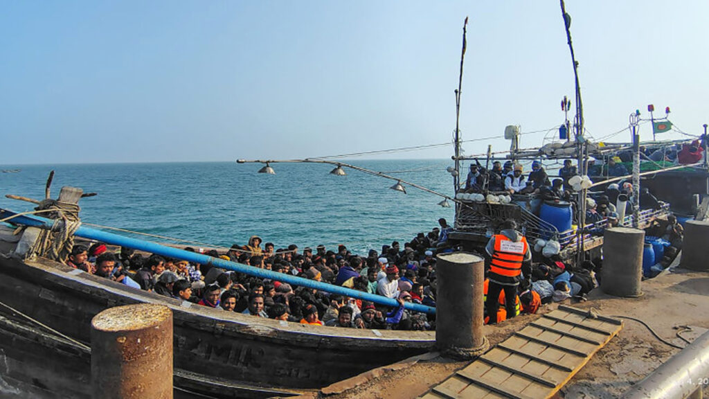 সমুদ্রপথে অবৈধভাবে বিদেশ যাওয়ার পথে সেন্টমার্টিন জলসীমায় নৌবাহিনীর হাতে ২৭৩ জন আটক