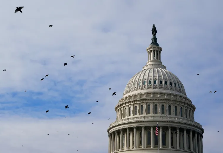 ভেনেজুয়েলা ইস্যুতে ট্রাম্পের সামরিক ক্ষমতা সীমিত করার প্রস্তাব সিনেটে