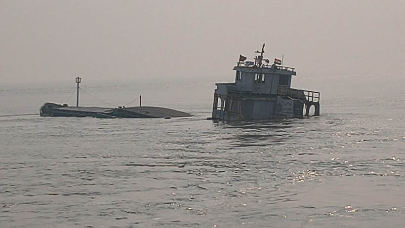 ভারতে ‘আচমকা ধাক্কায়’ ডুবে গেল বাংলাদেশি জাহাজ, প্রাণে বাঁচলেন ১২ নাবিক