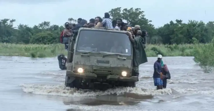 আফ্রিকায় ভয়াবহ বন্যায় নিহত শতাধিক, গাছ-ছাদে আশ্রয় নিচ্ছে মানুষ
