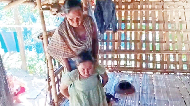 জুরাছড়ির দুর্গম পাহাড়ে শারীরিক প্রতিবন্ধী স্বপ্না চাকমার করুণ জীবন