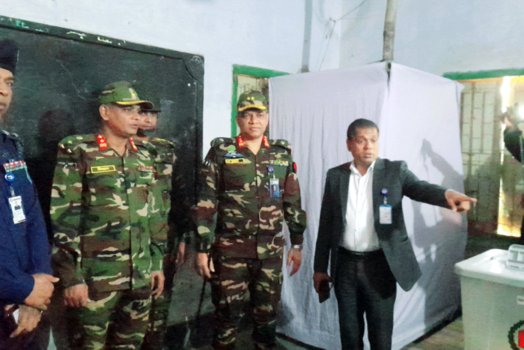 দিনাজপুরের দুইটি ভোটকেন্দ্র পরিদর্শনে সেনাবাহিনীর রংপুর এরিয়া কমান্ডার