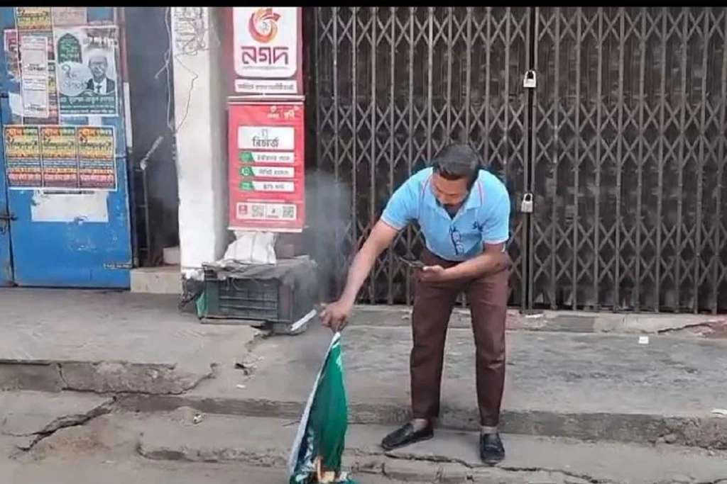 বান্দরবানে আওয়ামী লীগ অফিসে নতুন করে টাঙানো ব্যানারে বৈষম্যবিরোধীদের আগুন