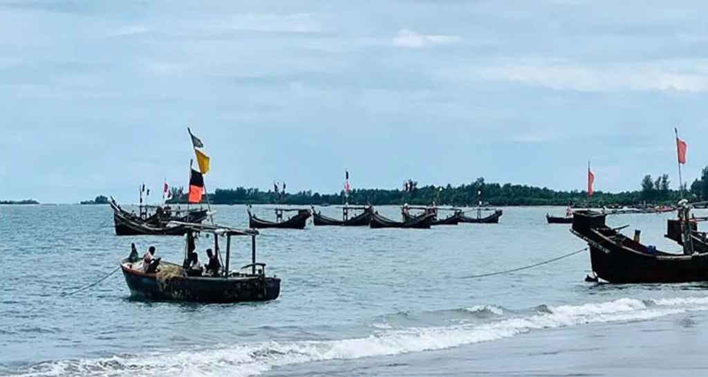 নাফ নদী থেকে ট্রলারসহ ৫ জেলে ধরে নিয়ে গেল আরাকান আর্মি