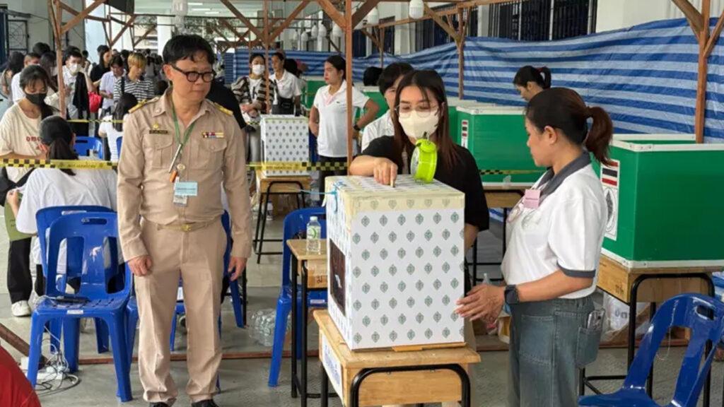 নতুন নেতৃত্ব বেছে নিতে ভোট দিচ্ছে থাইল্যান্ডের জনগণ, হচ্ছে গণভোটও