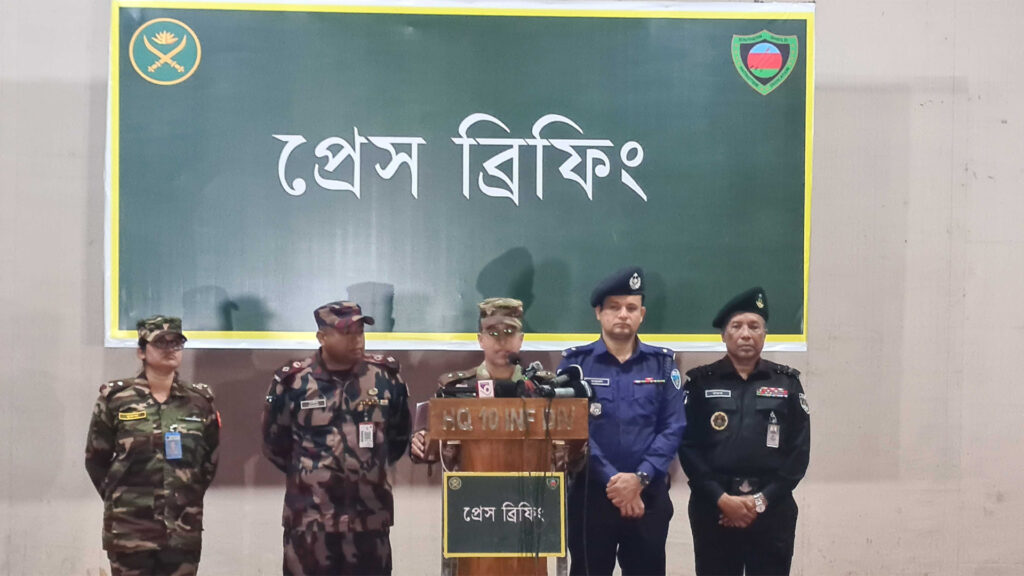 নির্বাচন ঘিরে কক্সবাজারে সেনাবাহিনীর নেতৃত্বে যৌথ অভিযানে ৮০ অপরাধী গ্রেপ্তার