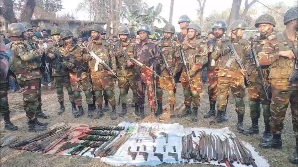 পুকুরে বিপুল সংখ্যক অস্ত্র মজুত, পানি সেচে উদ্ধার করল যৌথবাহিনী