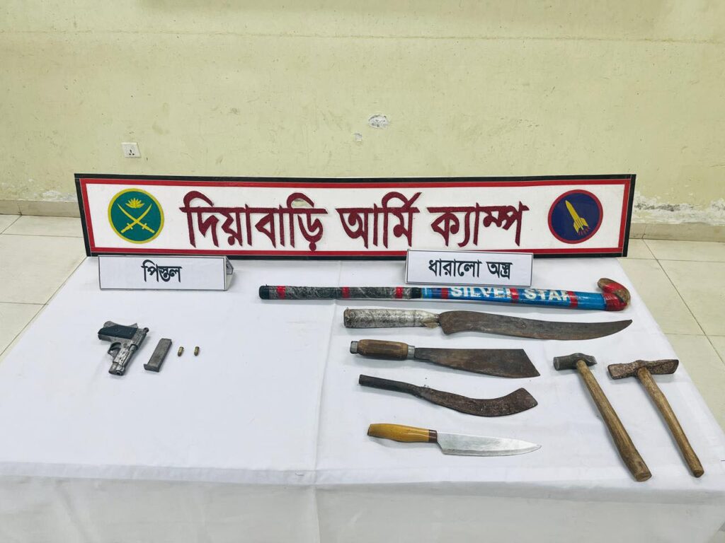 রাজধানীর উত্তরায় যৌথ অভিযানে অবৈধ অস্ত্র ও গোলাবারুদ উদ্ধার