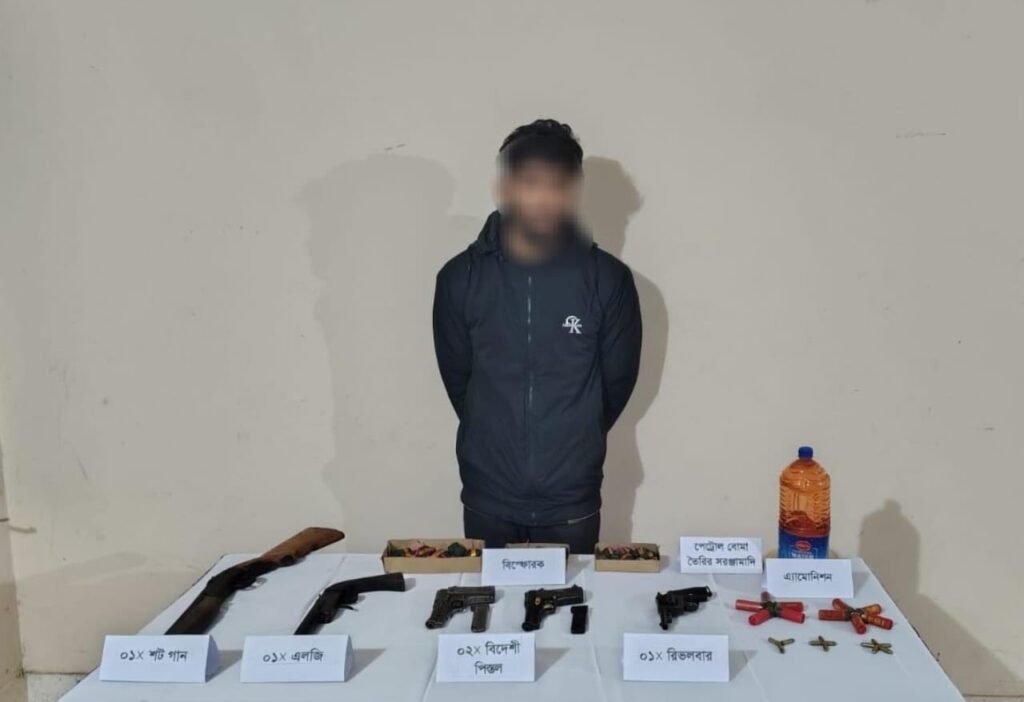 চট্টগ্রামের ফটিকছড়িতে যৌথ অভিযানে অবৈধ অস্ত্র ও গোলাবারুদ উদ্ধার, আটক ১