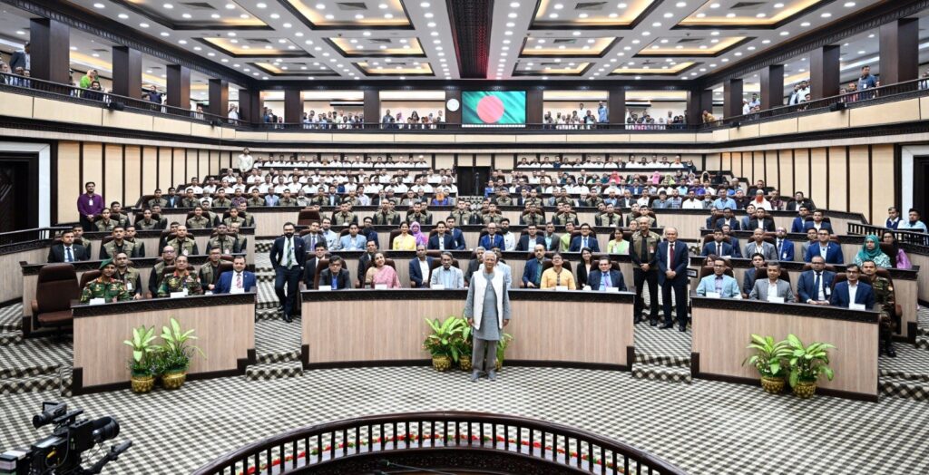 কর্মকর্তা-কর্মচারীদের উদ্দেশে প্রধান উপদেষ্টার বিদায়ী ভাষণ ও ফটোসেশন