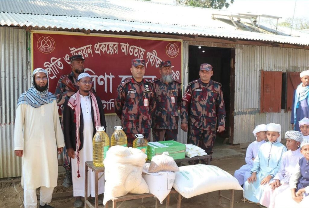 রমজানে মানবিক দৃষ্টান্ত: ছোট হরিণা ব্যাটালিয়ন’র সহায়তা পেল দরিদ্র ও এতিমরা