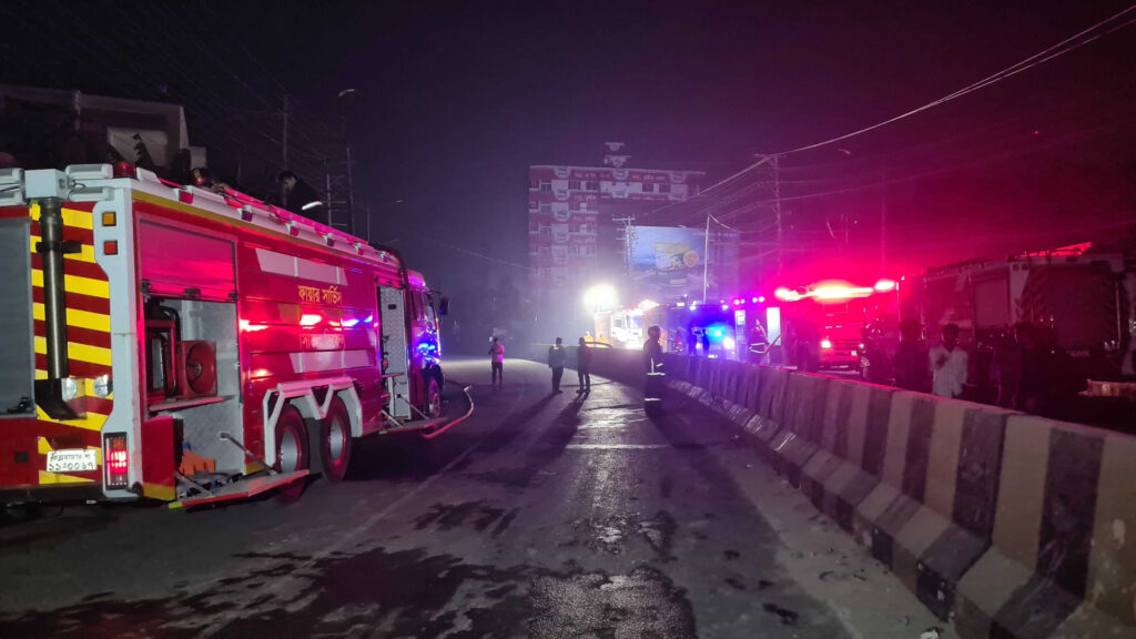 কক্সবাজারের আগুন: সেনা ও বিমানবাহিনীর প্রচেষ্টায় নিয়ন্ত্রণে এলেও বন্ধ হয়নি গ্যাস লিকেজ