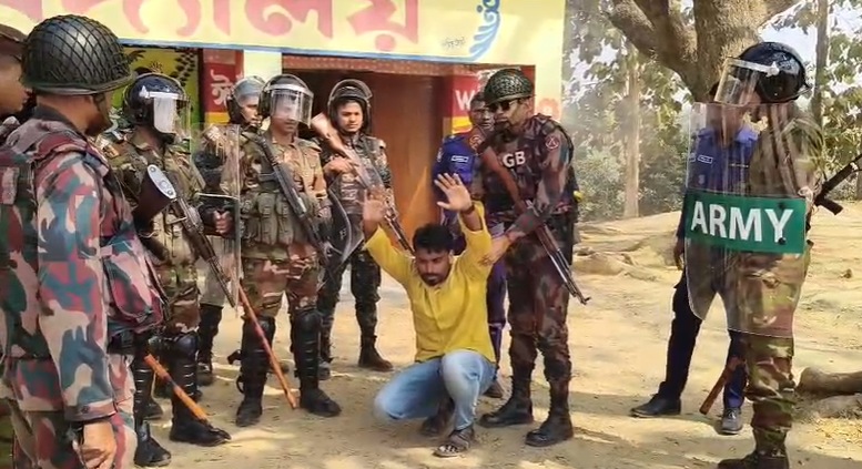 মাটিরাঙ্গায় আসন্ন নির্বাচন উপলক্ষে যৌথ বাহিনীর নির্বাচনী মহড়া অনুষ্ঠিত