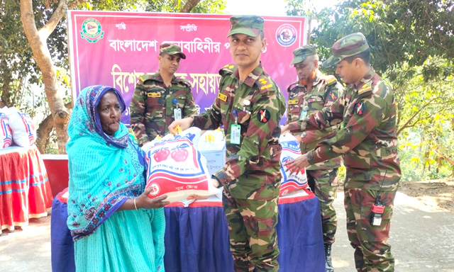 মাটিরাঙ্গায় সেনাবাহিনীর উদ্যোগে ইফতার সামগ্রী বিতরণ ও বিনামূল্যে চিকিৎসাসেবা