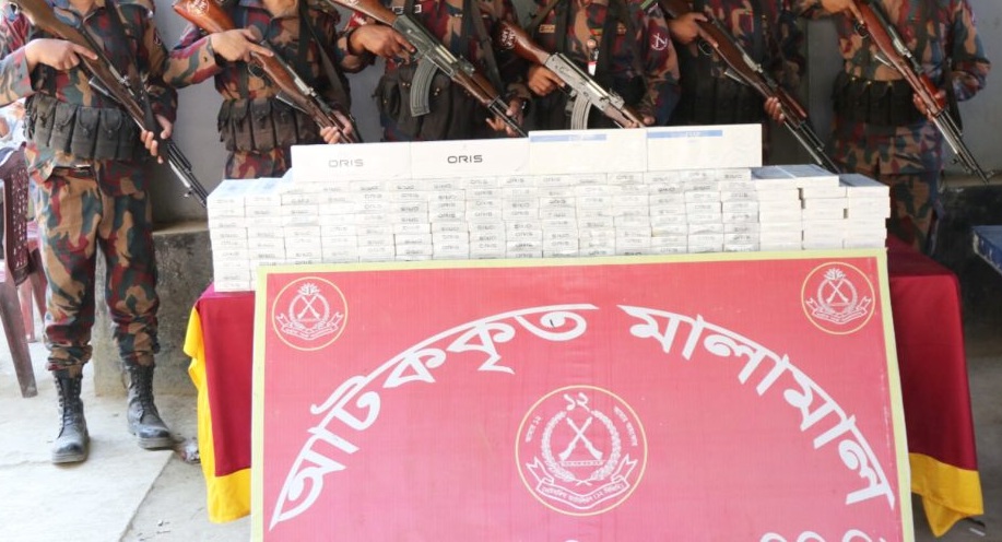 রাঙামাটির বরকলে বিপুল পরিমাণ অবৈধ ভারতীয় সিগারেট জব্দ করল বিজিবি