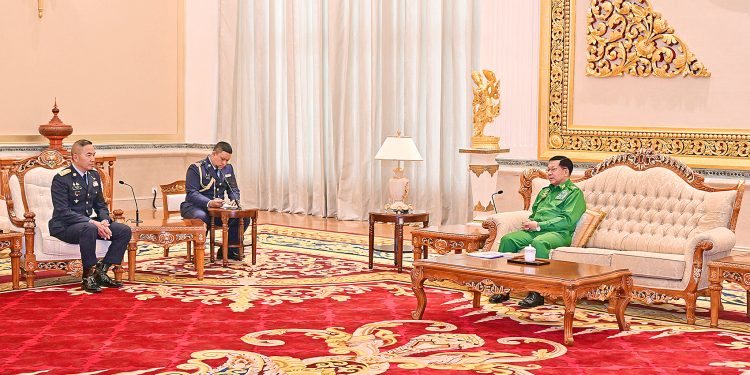 বেসামরিক এলাকায় বিমান হামলার মধ্যেই থাই বিমানবাহিনী প্রধানের সঙ্গে বৈঠক মিন অং হ্লাইংয়ের