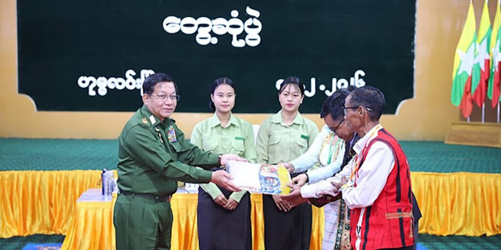 সাগাইংয়ের প্রতিরোধঘাঁটিতে মিন অং হ্লাইং, সেনাদের ‘আধুনিক অস্ত্র ব্যবহারে দক্ষতা’ অর্জনের নির্দেশ