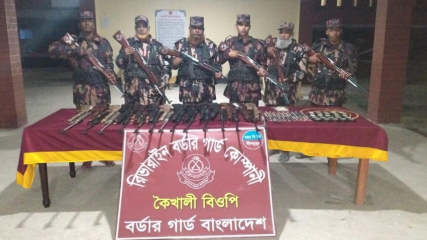 সাতক্ষীরা সীমান্তে বিজিবির অভিযানে ১৪ আগ্নেয়াস্ত্র ও ২৫ বক্স গুলি উদ্ধার