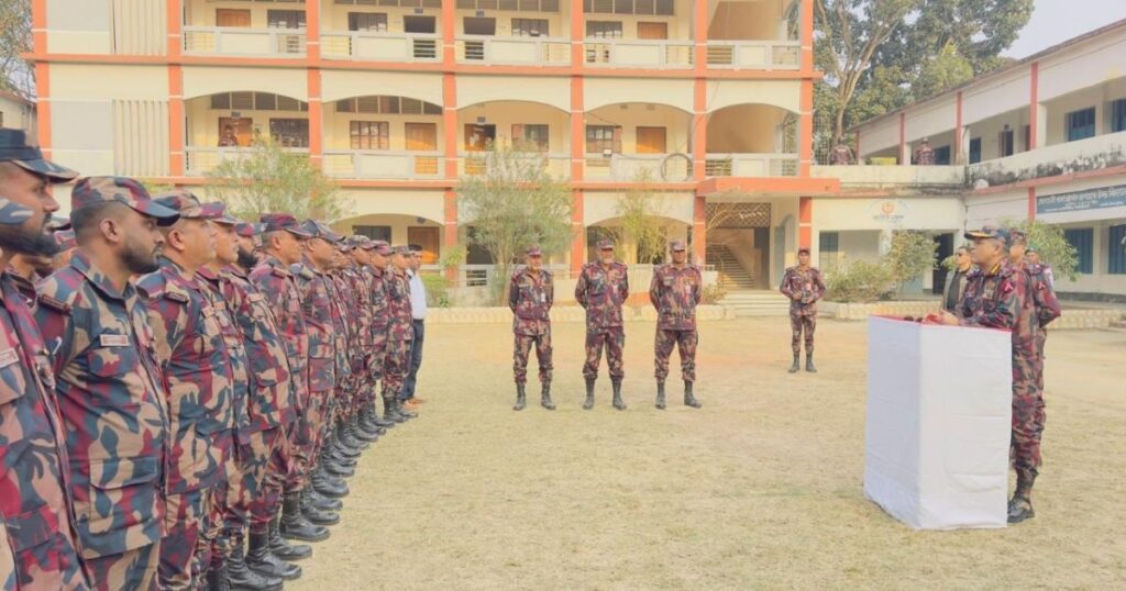 নির্বাচনী নিরাপত্তা পর্যবেক্ষণে ফরিদপুর ও মুন্সীগঞ্জে বিজিবি মহাপরিচালকের বেইজ ক্যাম্প পরিদর্শন