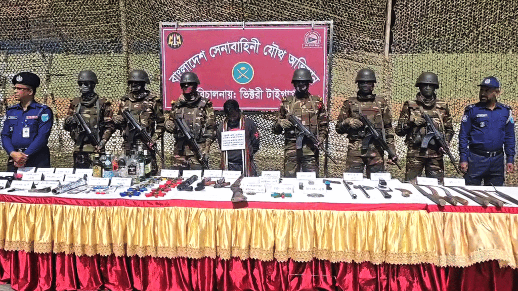 শরীয়তপুরে যৌথবাহিনীর অভিযানে আগ্নেয়াস্ত্রসহ আটক ২