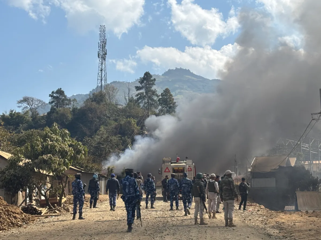 মণিপুরের উখরুলে আবারও গোলাগুলি ও অগ্নিসংযোগ, শতাধিক পরিবার বাস্তুচ্যুত
