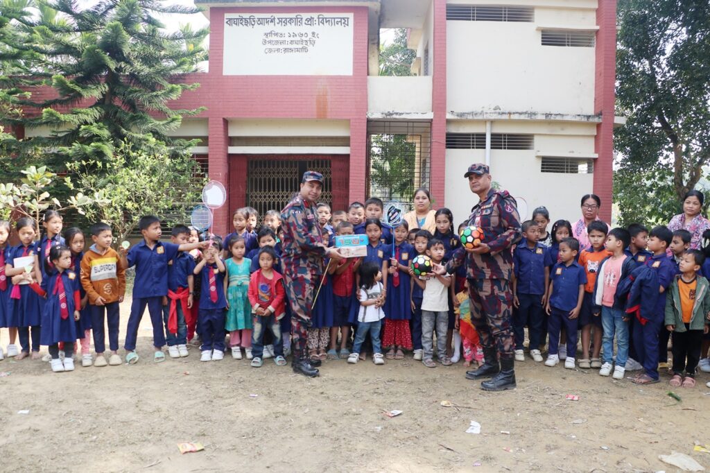 নির্বাচনী নিরাপত্তা পরিস্থিতি পরিদর্শনের পাশাপাশি শিক্ষার্থীদের পাশে বিজিবির মারিশ্যা জোন