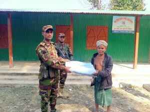 আলীকদমের দুর্গম মাংগ্রুম পাড়ায় সেনাবাহিনীর মানবিক সহায়তা, ১০০ পরিবার পেল শীতবস্ত্র