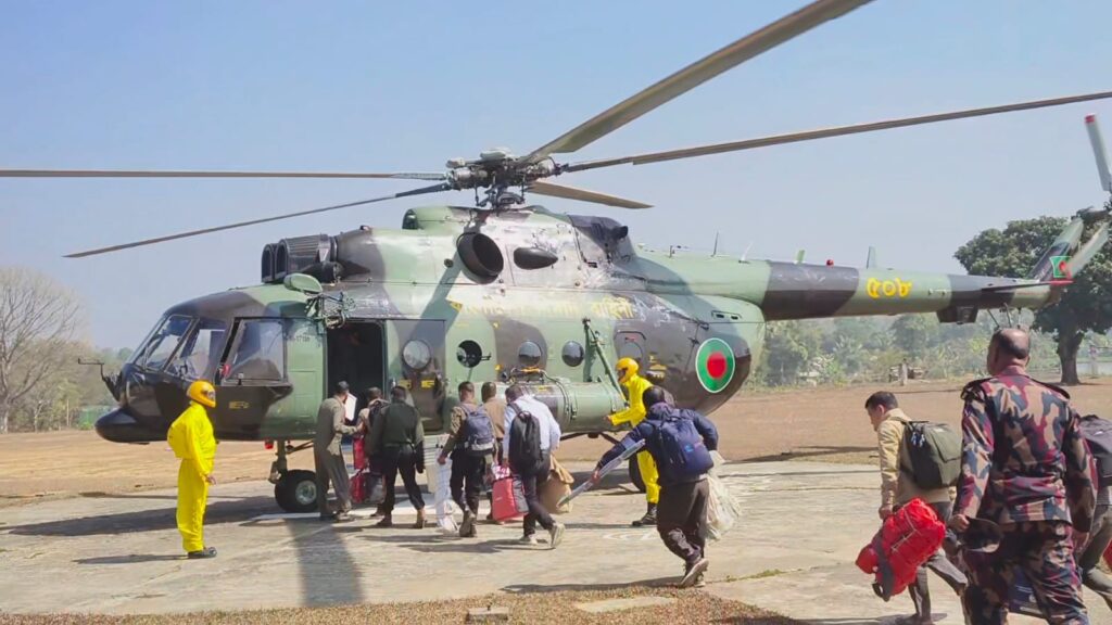 দুর্গম পাহাড়ে ভোটের প্রস্তুতি: সাজেক–বাঘাইছড়ির ৬ কেন্দ্রে হেলিকপ্টারে পাঠানো হচ্ছে নির্বাচনী সরঞ্জাম