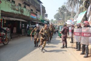 নির্বাচনী নিরাপত্তা নিশ্চিতে চট্টগ্রামের ফটিকছড়িতে সেনাবাহিনীর নেতৃত্বে মহড়া