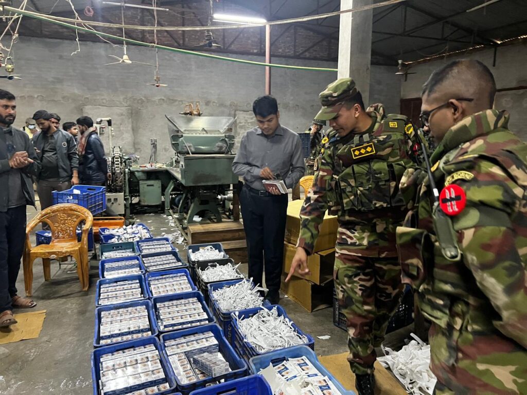 বগুড়ায় ভুয়া সিগারেট কারখানায় সেনাবাহিনীর অভিযান, বিপুল পরিমাণ নকল সিগারেট ও ব্যান্ডরোল জব্দ