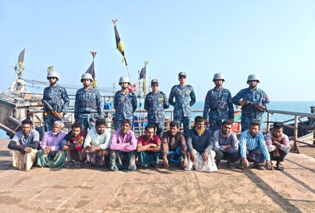পাচারের চেষ্টাকালে সেন্টমার্টিন উপকূলে ৭৪০ বস্তা সিমেন্টসহ বোট আটক, গ্রেপ্তার ১১