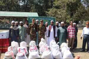 বান্দরবানে ইফতার সামগ্রী নিয়ে অসহায়দের পাশে দাঁড়াল সেনাবাহিনী