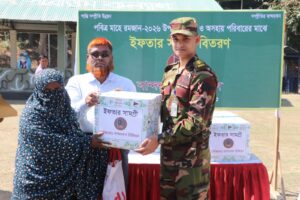 বান্দরবানে ইফতার সামগ্রী নিয়ে অসহায়দের পাশে দাঁড়াল সেনাবাহিনী