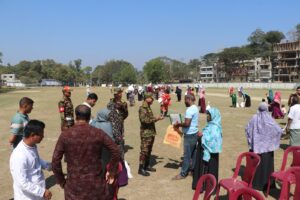 বান্দরবানে ইফতার সামগ্রী নিয়ে অসহায়দের পাশে দাঁড়াল সেনাবাহিনী