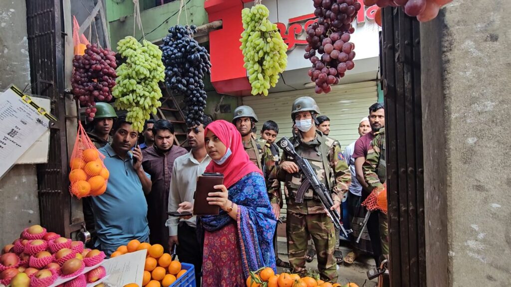 সেনাবাহিনীর সহায়তায় বান্দরবানে বাজার নিয়ন্ত্রণে মাঠে নামল জেলা প্রশাসন