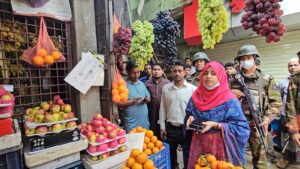 সেনাবাহিনীর সহায়তায় বান্দরবানে বাজার নিয়ন্ত্রণে মাঠে নামল জেলা প্রশাসন